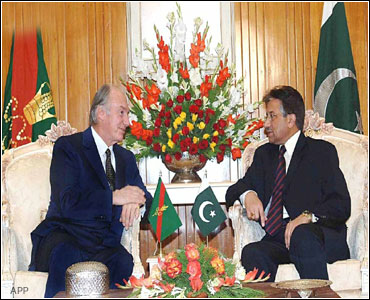 His Highness the Aga Khan with President Musharaf of Pakistan  2004-12-05
